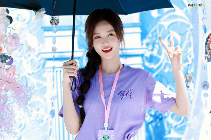 吴宣仪新剧《有戏》今日开机现场生图，状态好好啊，开机大吉恭迎一番大女主吴
