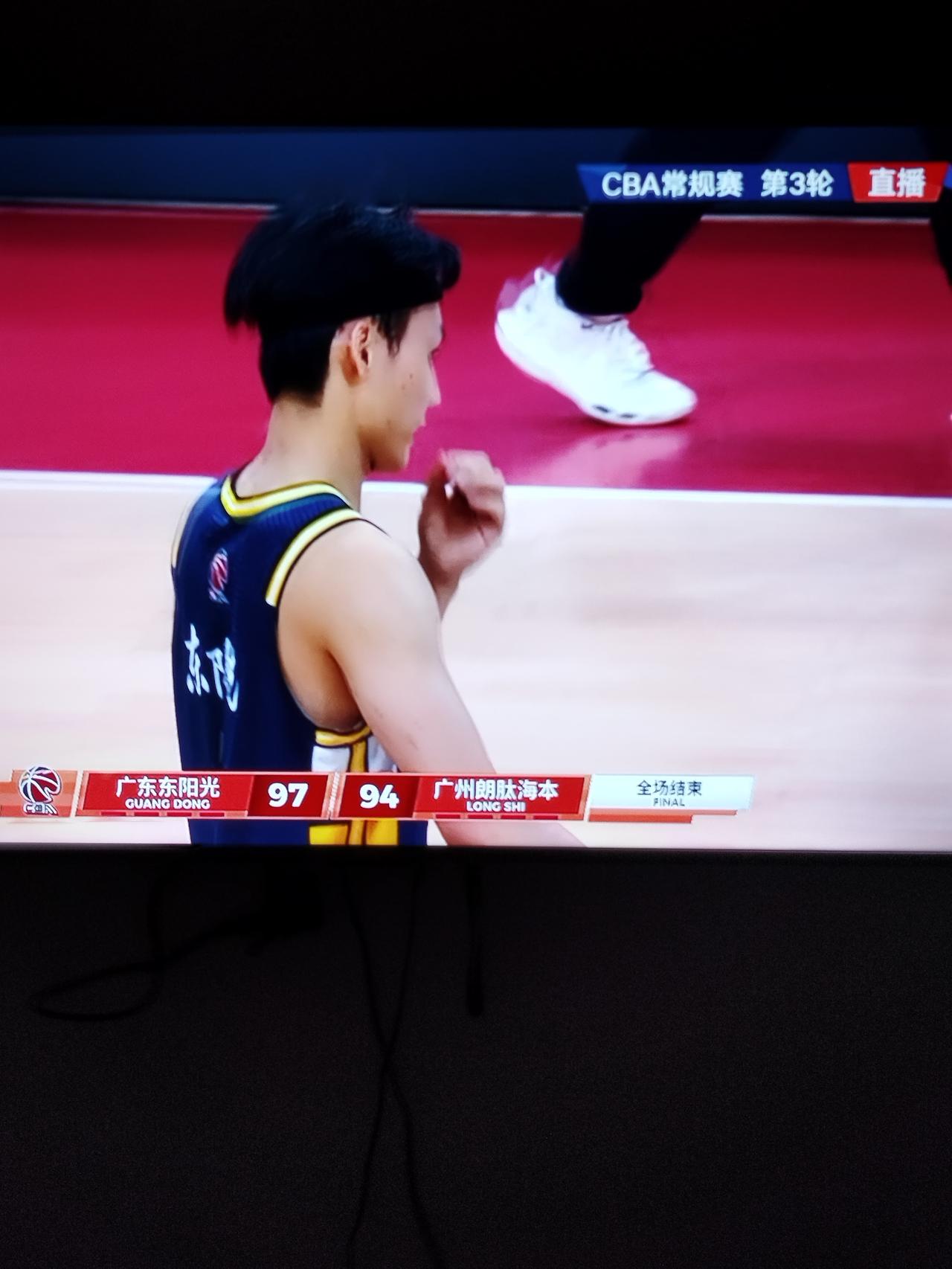 广东男篮离开了徐杰真就不好使？徐杰就是广东男篮的定海神针。有徐杰在场上，