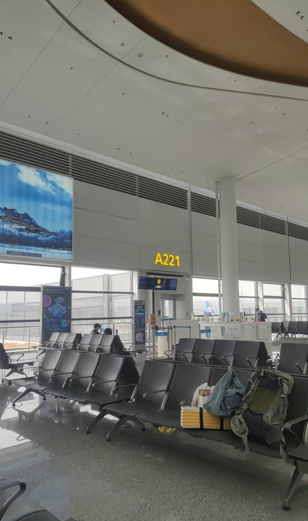 一个人出来旅游去厕所行李怎么办神奇的网友们[捂脸哭][捂脸哭][捂脸哭]一个人出