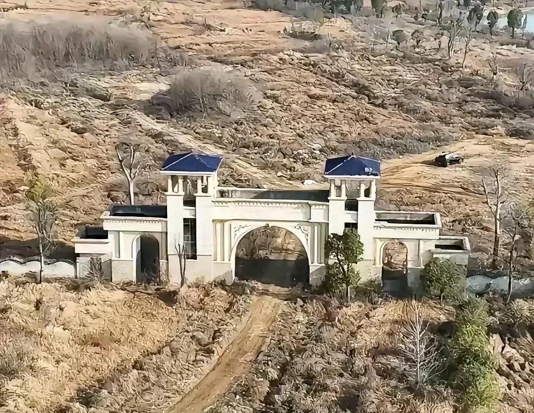 恒大把图一的小区大门留给了我们，然后把盖房子的钱卷走在美国买了豪宅