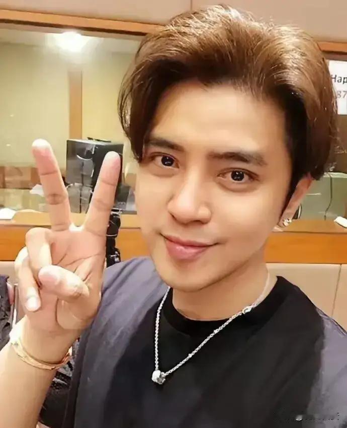 罗志祥常年熬夜纵欲，黑眼圈重到遮不住，私生活乱是曾经公开秘闻，而且他曾自曝微笑抑