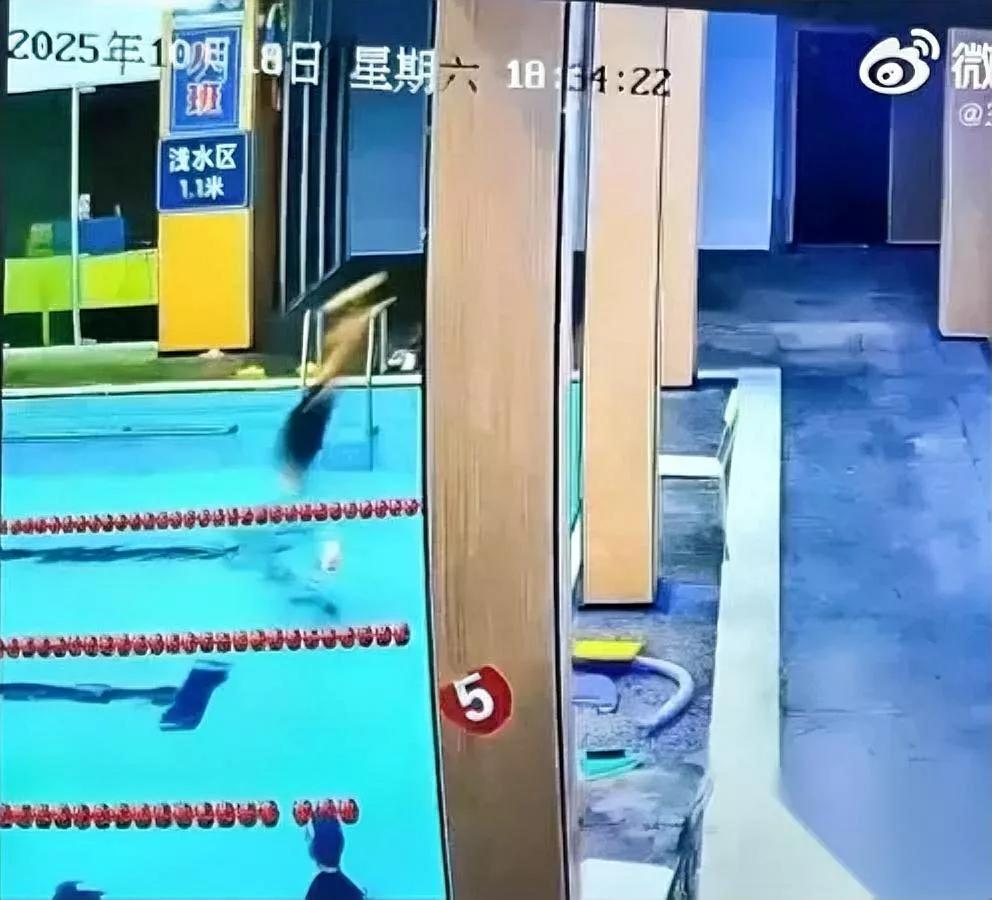 体育老师泳池身亡！女儿拖不动爸爸时…36岁体育老师胡先生，在游泳馆浅水区