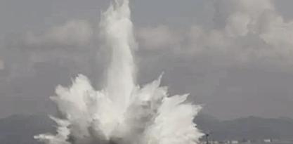 1960年一次，海军扫雷队正将一枚美军水雷拖回去研究，不料潜水员忽听到异响，一摸