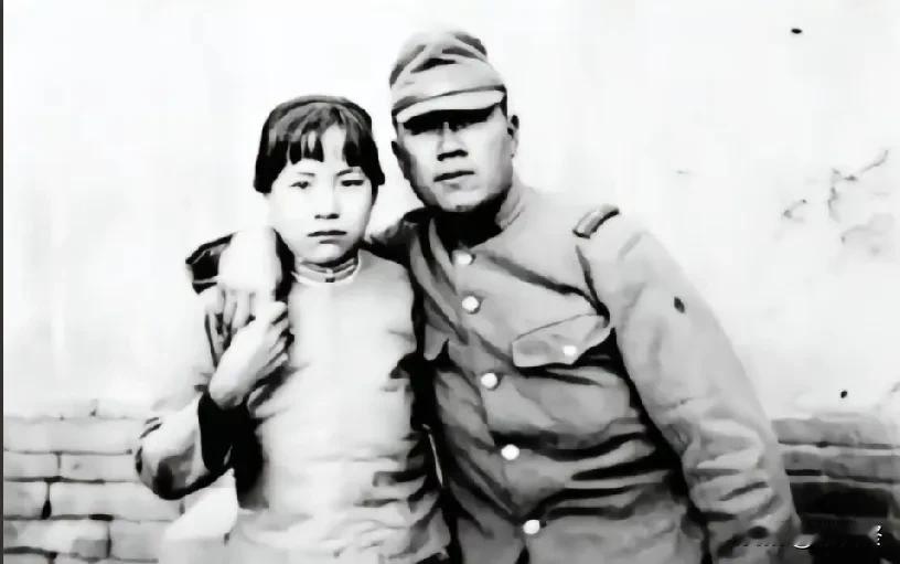1937年，南京！日军士兵强迫中国妇女与其合影，这是何等的无耻与残忍！日本兵