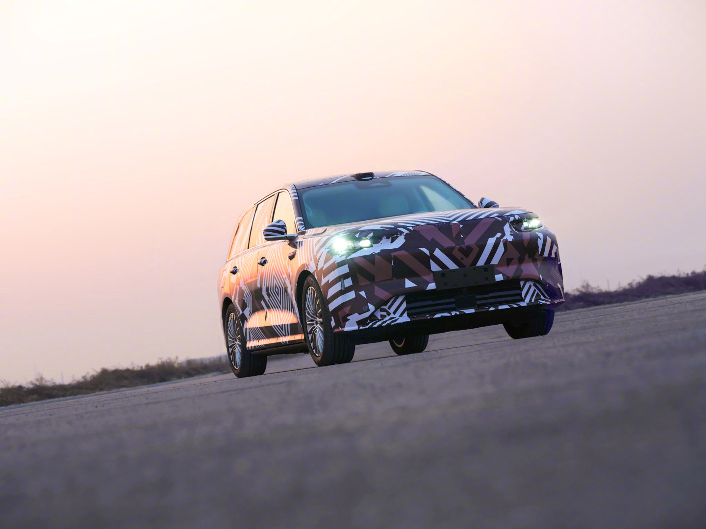 魏牌旗舰SUV实车曝光之前一直热议的魏牌全新旗舰SUV，今日官方正式放出了伪装