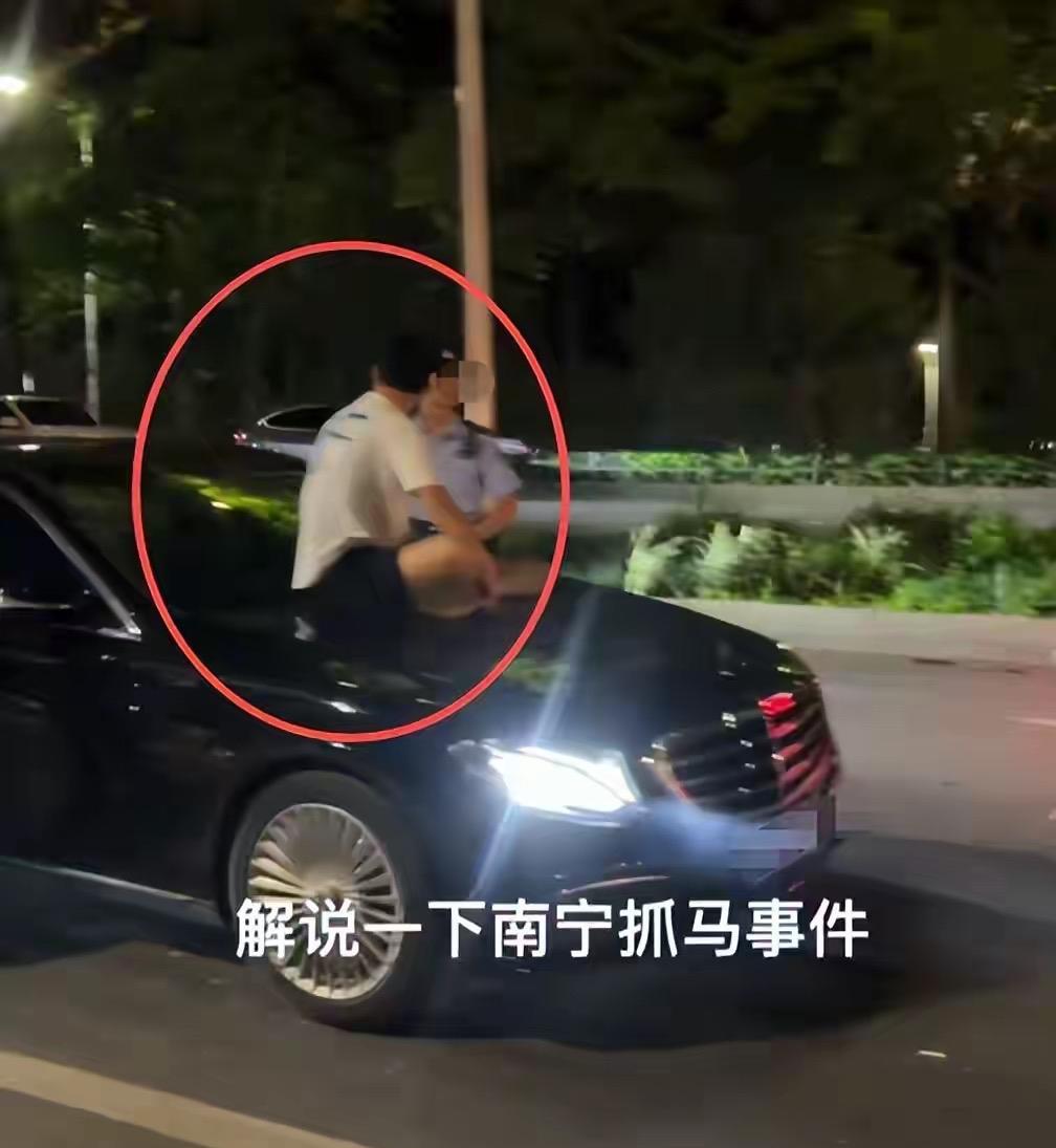 广西南宁，一小伙将自己的奔驰E300借给女友开，岂料，女友开车出去装富婆，勾搭上