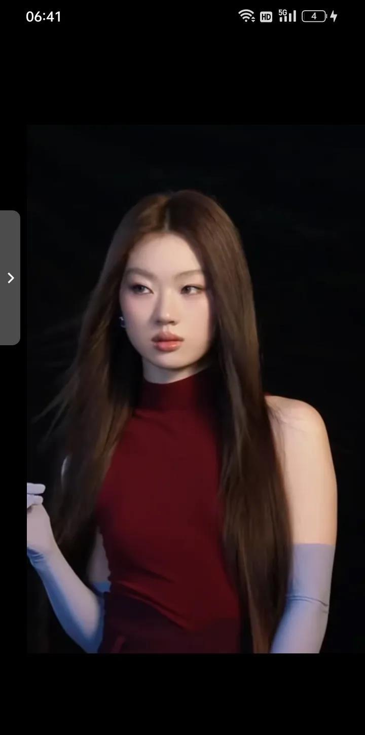 单依纯独特唱腔引起网友不满，又有不少网友说搔首弄姿，一个00后小姑娘打扮的非常成
