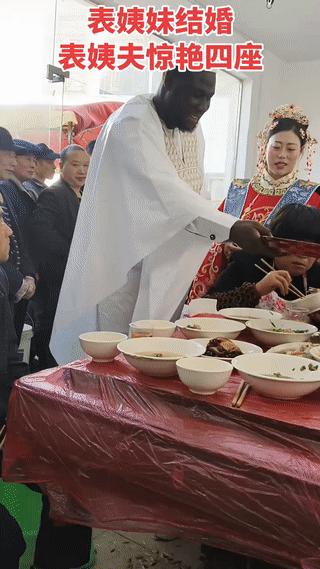 这个女人难道是嫁给非洲酋长了吗？两个人结婚时身上所穿衣服看起来真是太搞笑了吧！