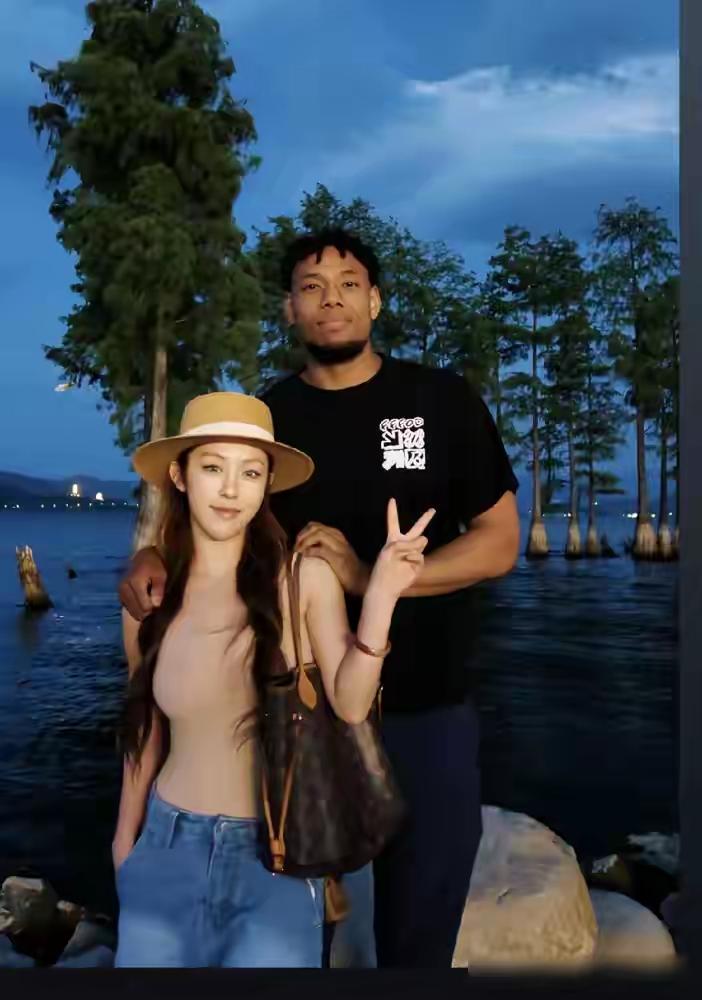 以为她找了个外国人，其实妥妥的中国人，CBA的一股清流，竟还觉得郎才女貌，
