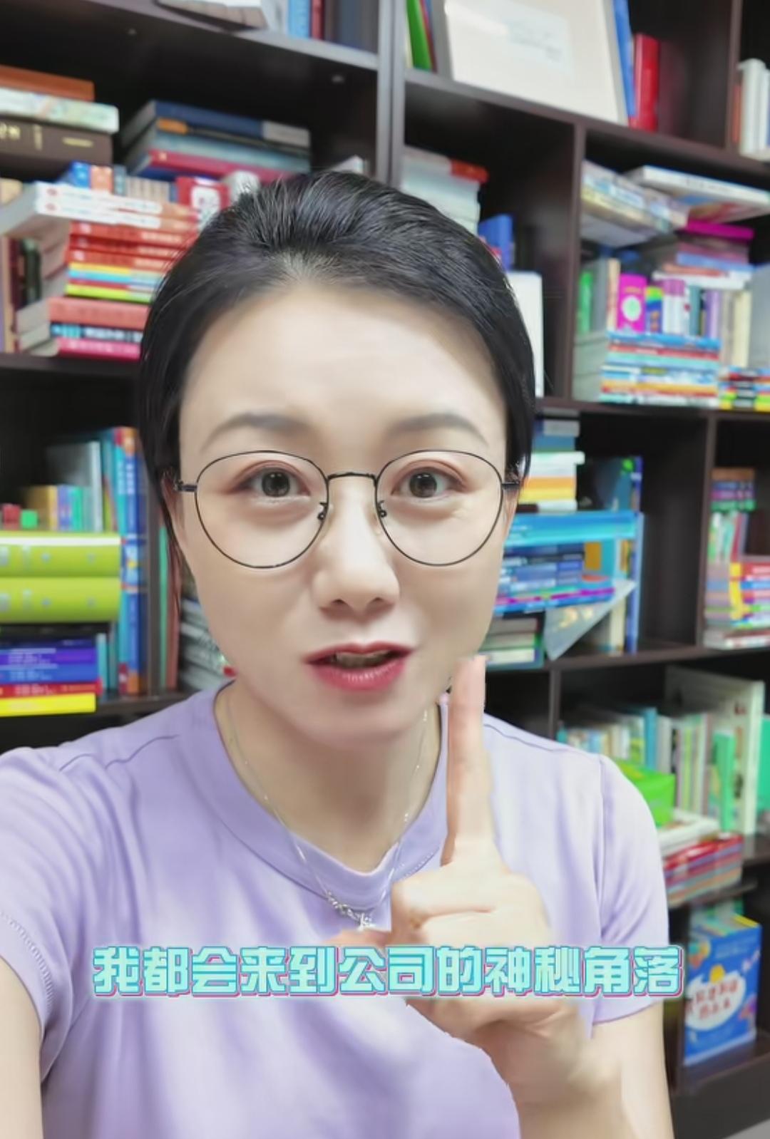 原来与辉同行还有一个神秘角落，潇潇在工作vlog中透露，里面有个编辑部，有网友问