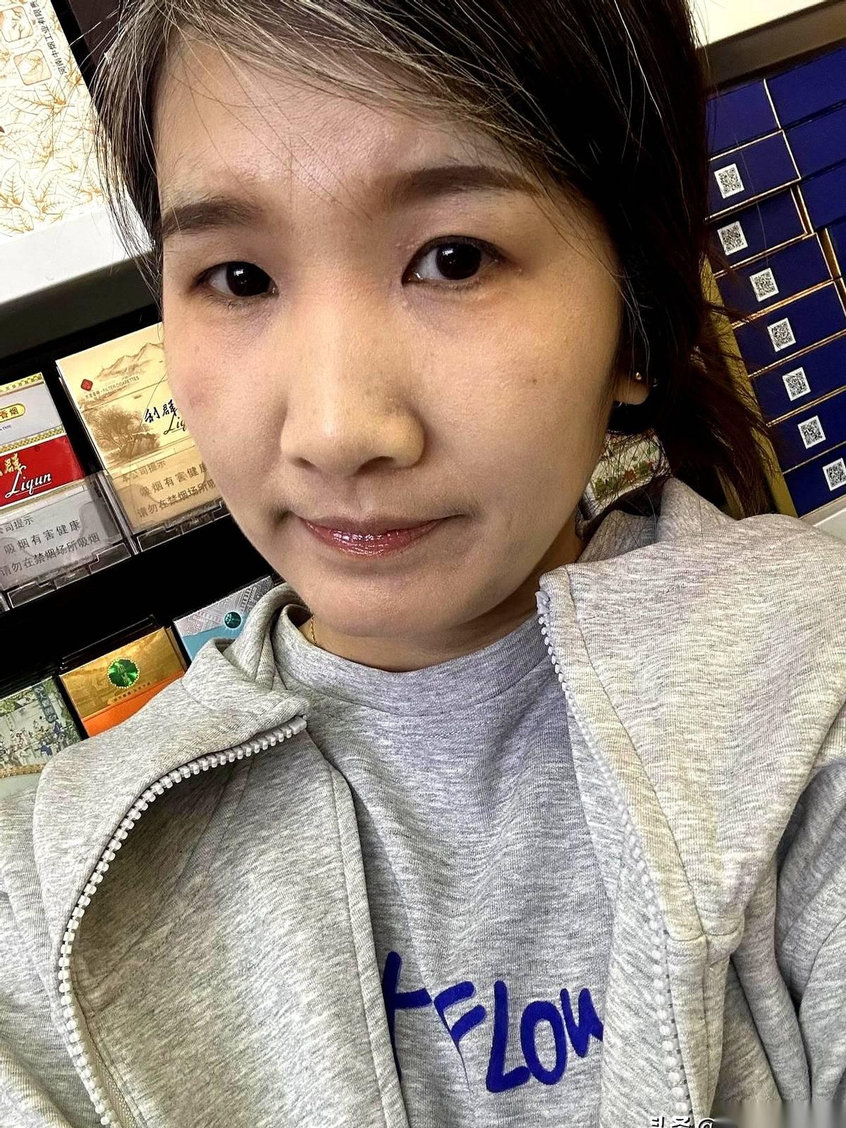 “我过来看看你吧？”手机屏幕亮起，时间晚上九点半。我盯着那行字，客厅里公公看的