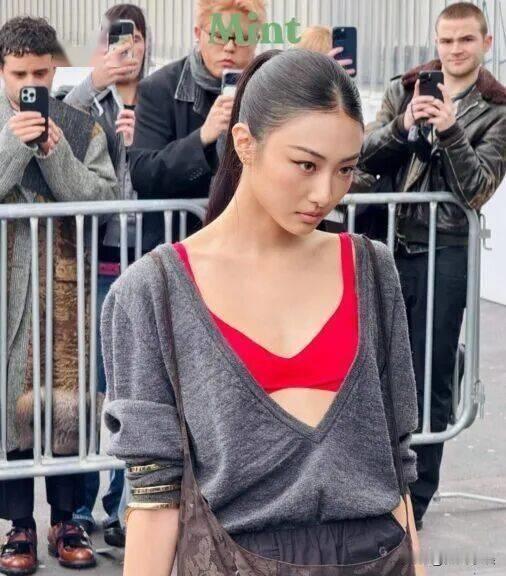 Gawon，穿的太离谱！ME0VV那个05年的妹妹Gawon跑去巴黎给Pra