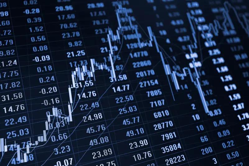 一位朋友炒股多年，他说他对股市很有盘感。上周四清仓了所有股票，总共100多万