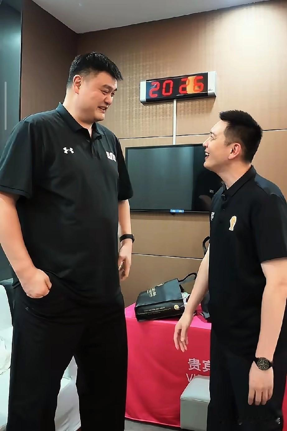 杨鸣指导已然称为解说届的香饽饽！自从杨鸣指导从主教练位置上退下来，找杨鸣指导