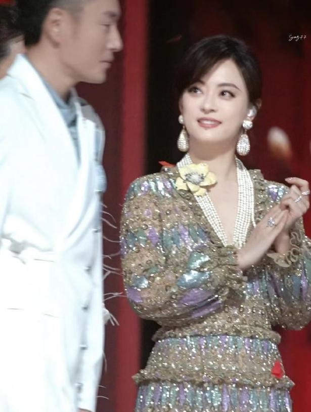 孙俪开始学会打扮了，这张很美，而且还“含情脉脉”的看着“果郡王”。这下，邓超估