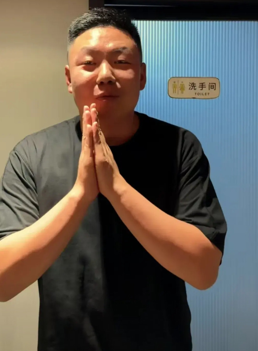 知名探店网红佳伟饿了发视频道歉，他在视频中称，自己的大号，小号现在都没了，他现在