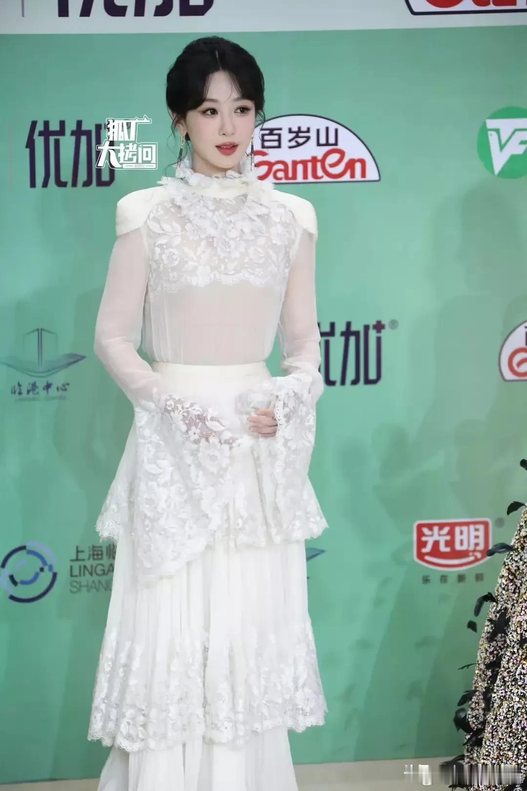 我的妈呀，杨紫在青岛挖两个月土怎么感觉更嫩了。今晚白玉颁奖，造型可以打满分。