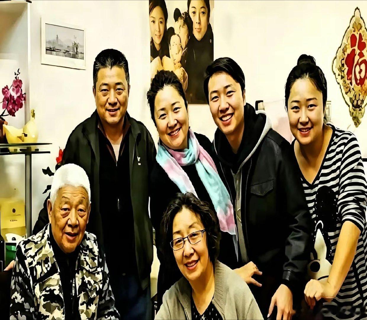 一家子都是演员，这全家福看着真亲切。彭玉老师晚年有老伴陪着，女儿外孙都在身边，笑得真暖。可惜老太太已