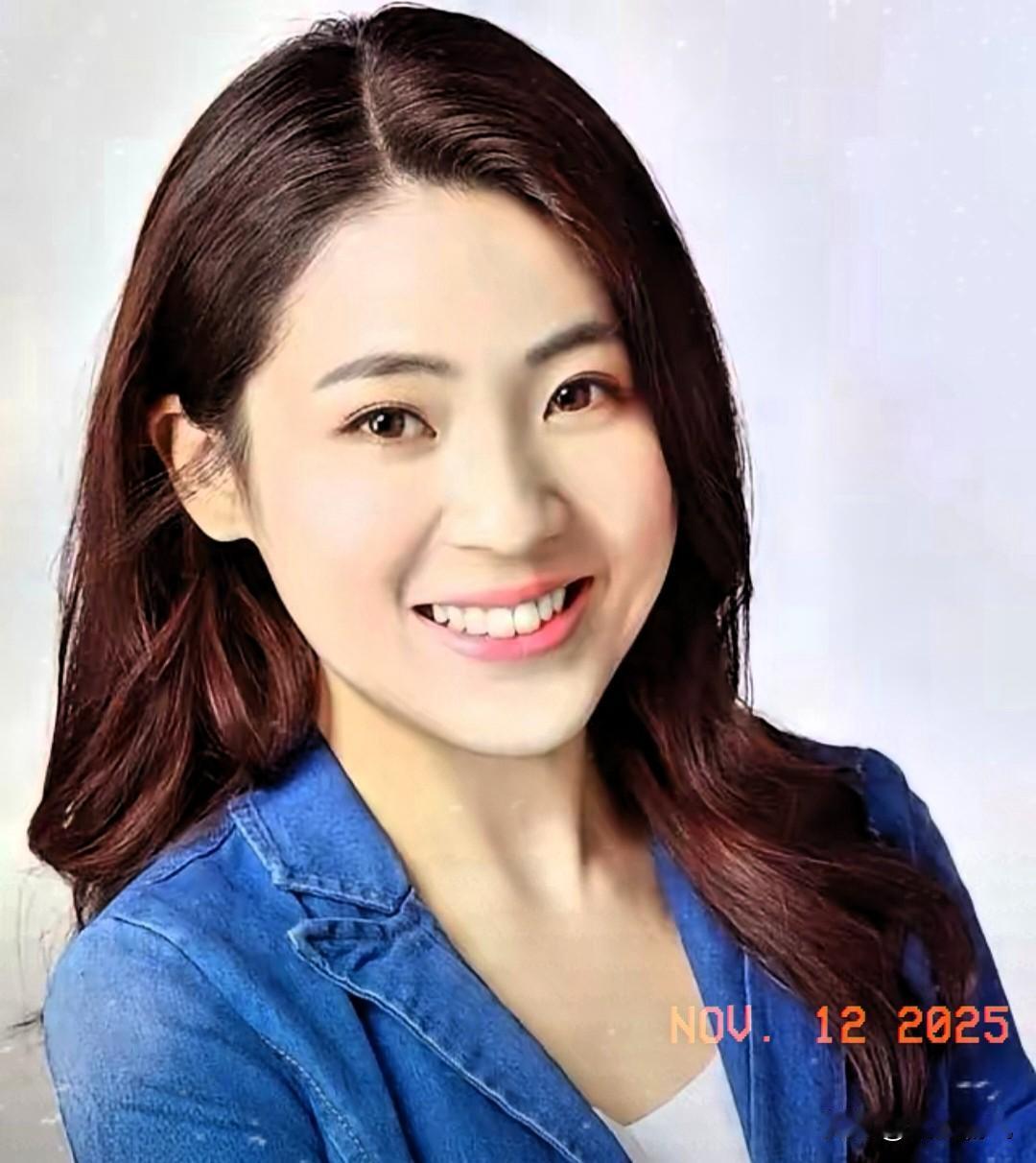 被郑丽文委以中国国民党考纪会副主委重任的徐巧芯，年纪轻轻却自带一股刚正之气，笑容