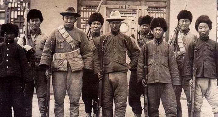 1950年，广西土匪被判死刑，为了活命，他交出了2张独门药方，谁知，2张药方，竟