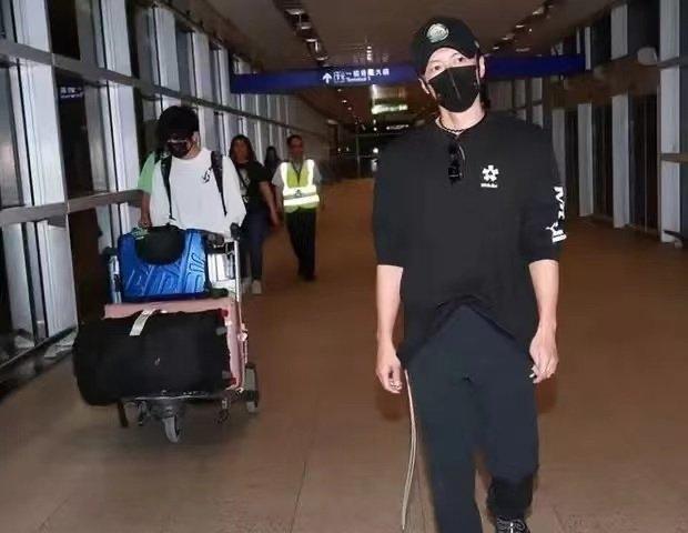 谢霆锋与16岁长子现身机场！谢霆锋在摆pose，儿子推着车，背着包，看着更像
