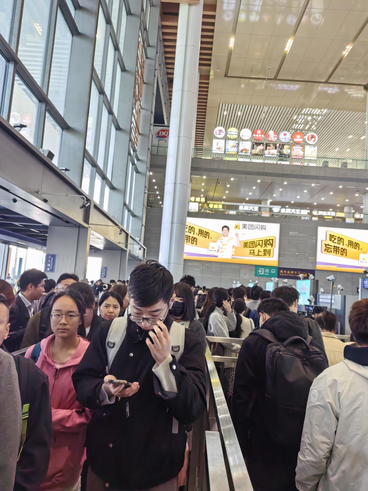 奔赴5月，南京南站人头攒动4月30日清晨七点，五一放假前一日。我到达南京南站