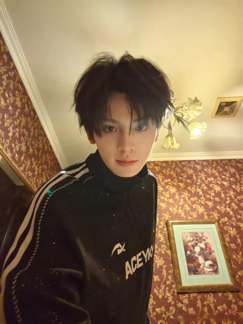 左航脱发这才是左航的真实发量，强光下谁不显得头发少啊。