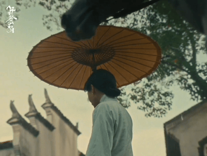 王阳嘴巴在笑眼睛在哭《八千里路云和月》刚开播就要狠狠骗光我的眼泪了啊！这个镜头