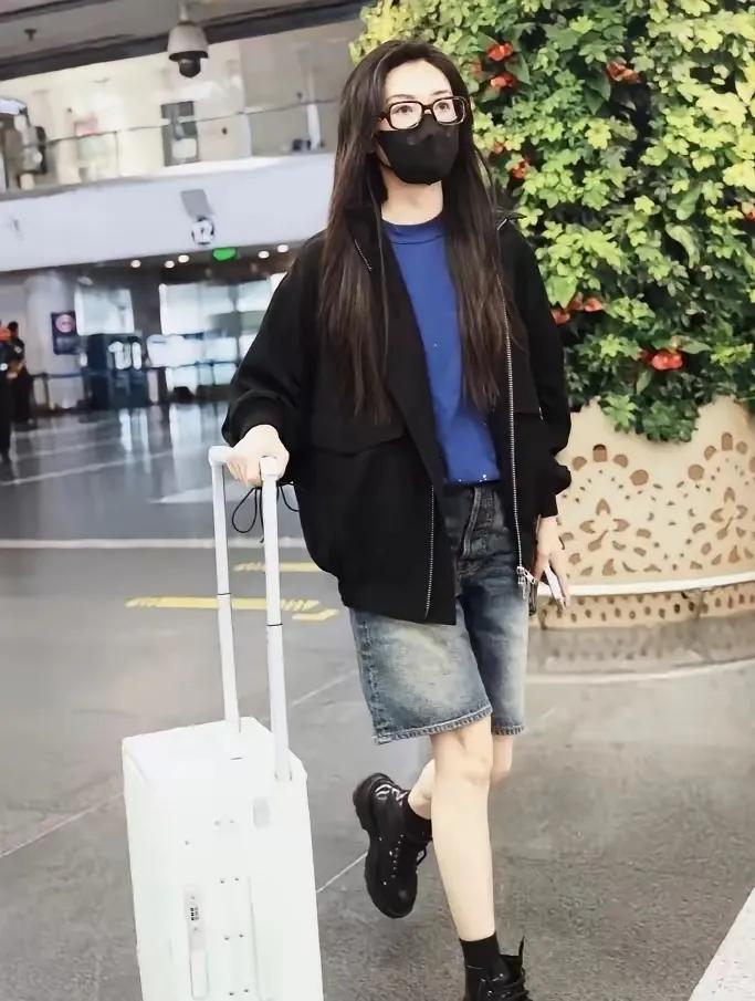 万茜机场私服封神了🔥黑外套+牛仔五分裤松弛感中性风又酷又显瘦藏肉显腿