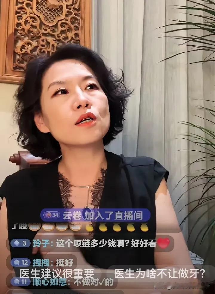 央视经济频道的主持人史小诺，也开启了直播。不知道以后会不会直播带货？很多人在