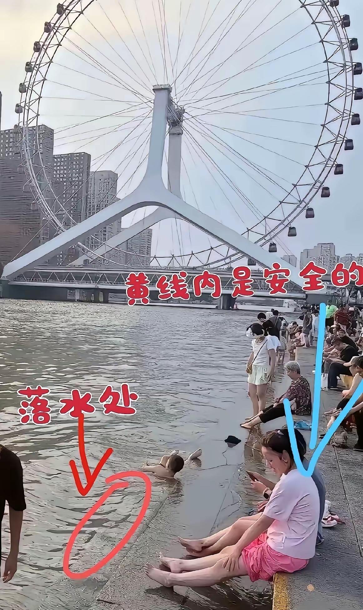 天津之眼母子俩的悲剧，最让人心痛的不是眼睁睁看着她们救不回来，而是当时岸边这