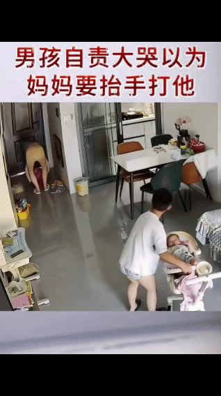 监控记录的瞬间，太戳心了，小男孩不小心弄倒弟弟，伴随着弟弟的哭声传来，瞬间慌了