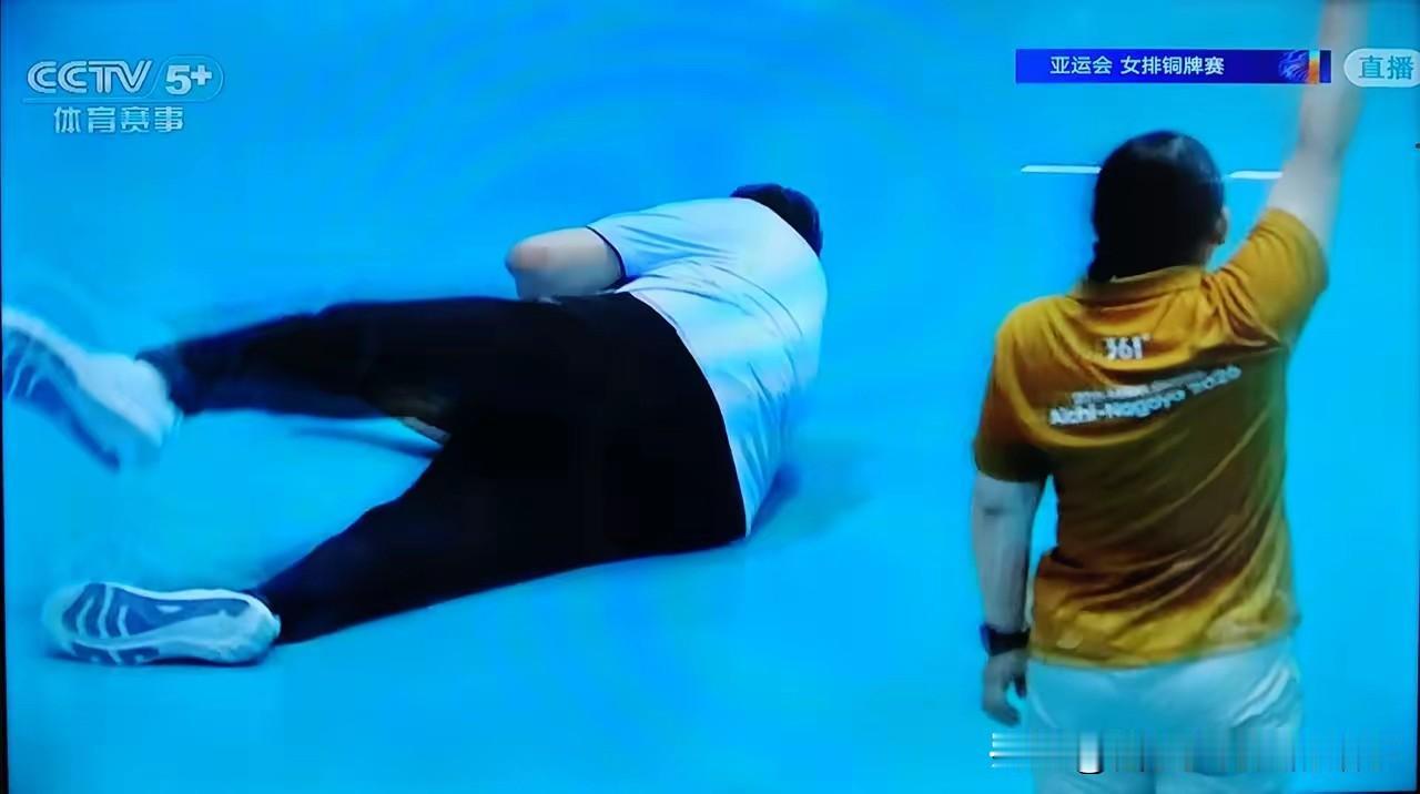 笑死个人，韩国女排这也太喜剧了吧，我赢不了比赛，但我要“砸一砸”教练，吓你泰国队