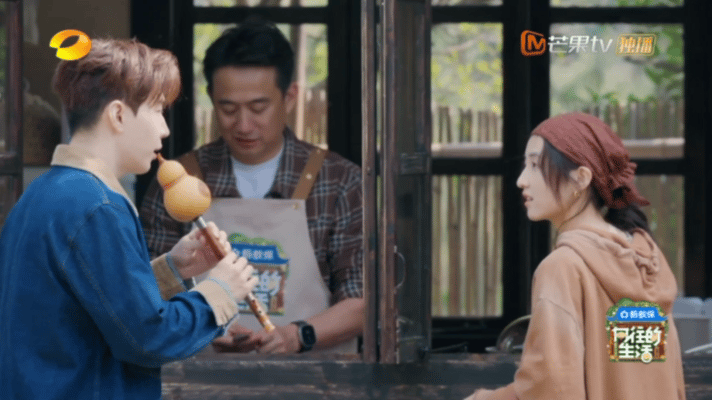 翻到两人之前的同框片段，张艺兴现在撤回还来得及吗向往的生活没想到这次互动更有梗