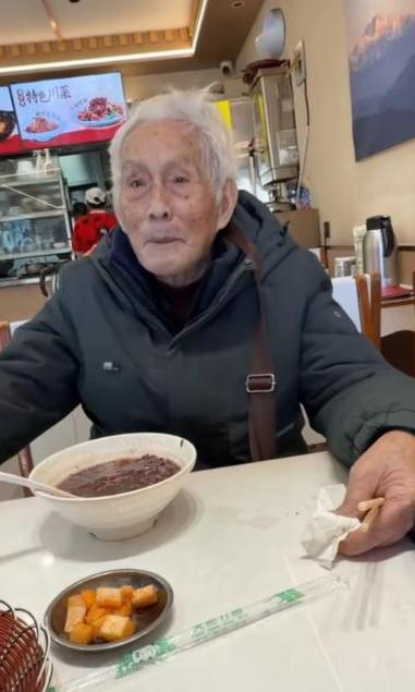 "旅行社不带我，那我就一个人去！"江苏一位96岁老人想去西藏游玩，可旅行社不敢收