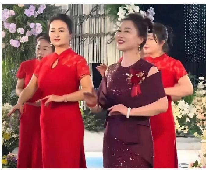 87年女子当喜婆婆,这人生节奏简直开了倍速!想想看,以往印象里的喜婆婆都是头发花