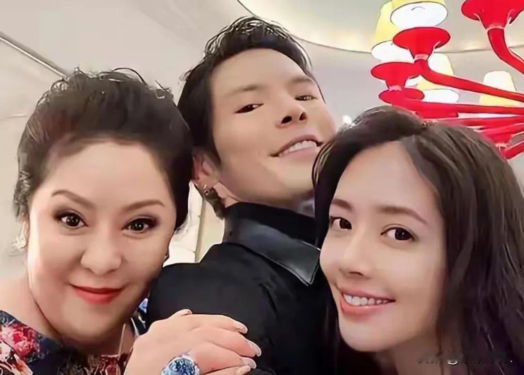 向太，本人高调回应！5月13日，向太陈岚又上热搜了，这次不是带货也不是聊往事