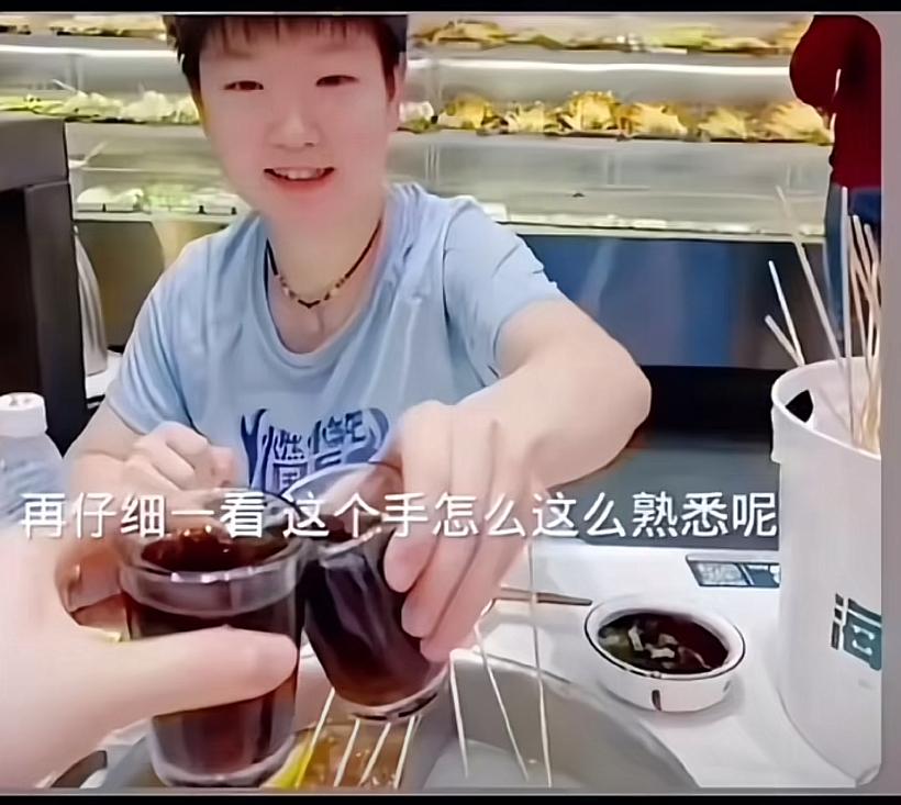 孙颖莎和左手戴着戒子人一起干杯，两人都使用左手，是谁呢？豆包回答提到王楚钦。