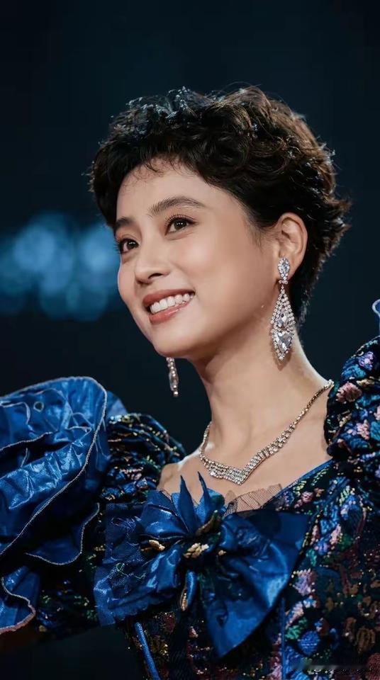 李玲玉骨相超美唱歌超甜特别是那个鼻音部分处理的也非常好八十年代家喻户晓