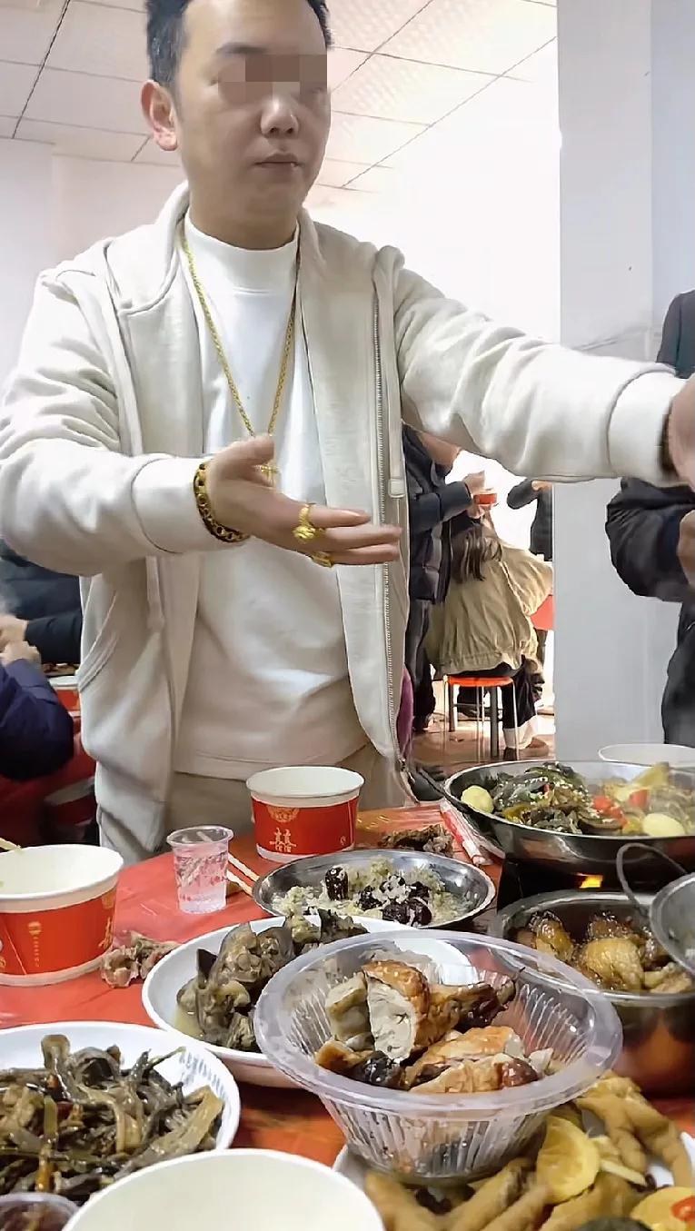 兄弟，为什么今天这么爱端菜。好闪哈哈哈。