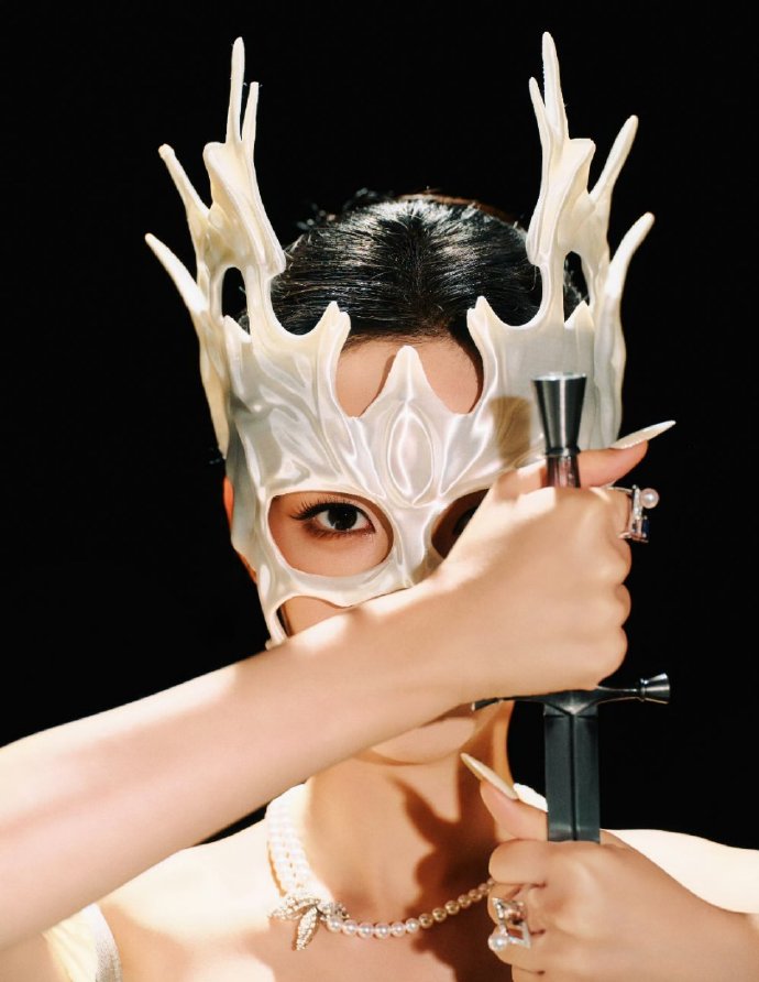 我去，周也这身新造型太震撼了吧！​​​