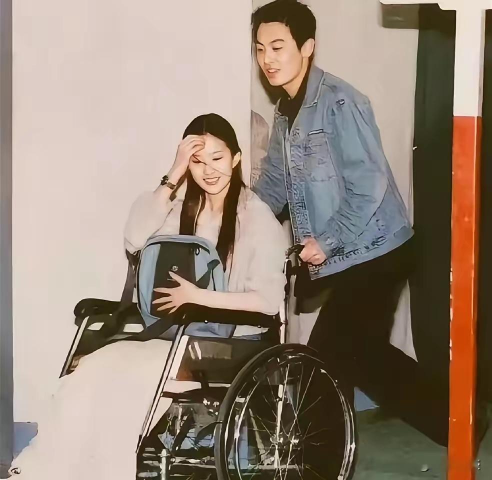 娱乐圈有一种友谊，叫刘亦菲和朱亚文。2013年，朱亚文结婚。那天到场的明星不