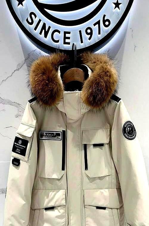 699元羽绒服正在消失昨天逛商场，专柜把去年699的爆款直接砍到399，还