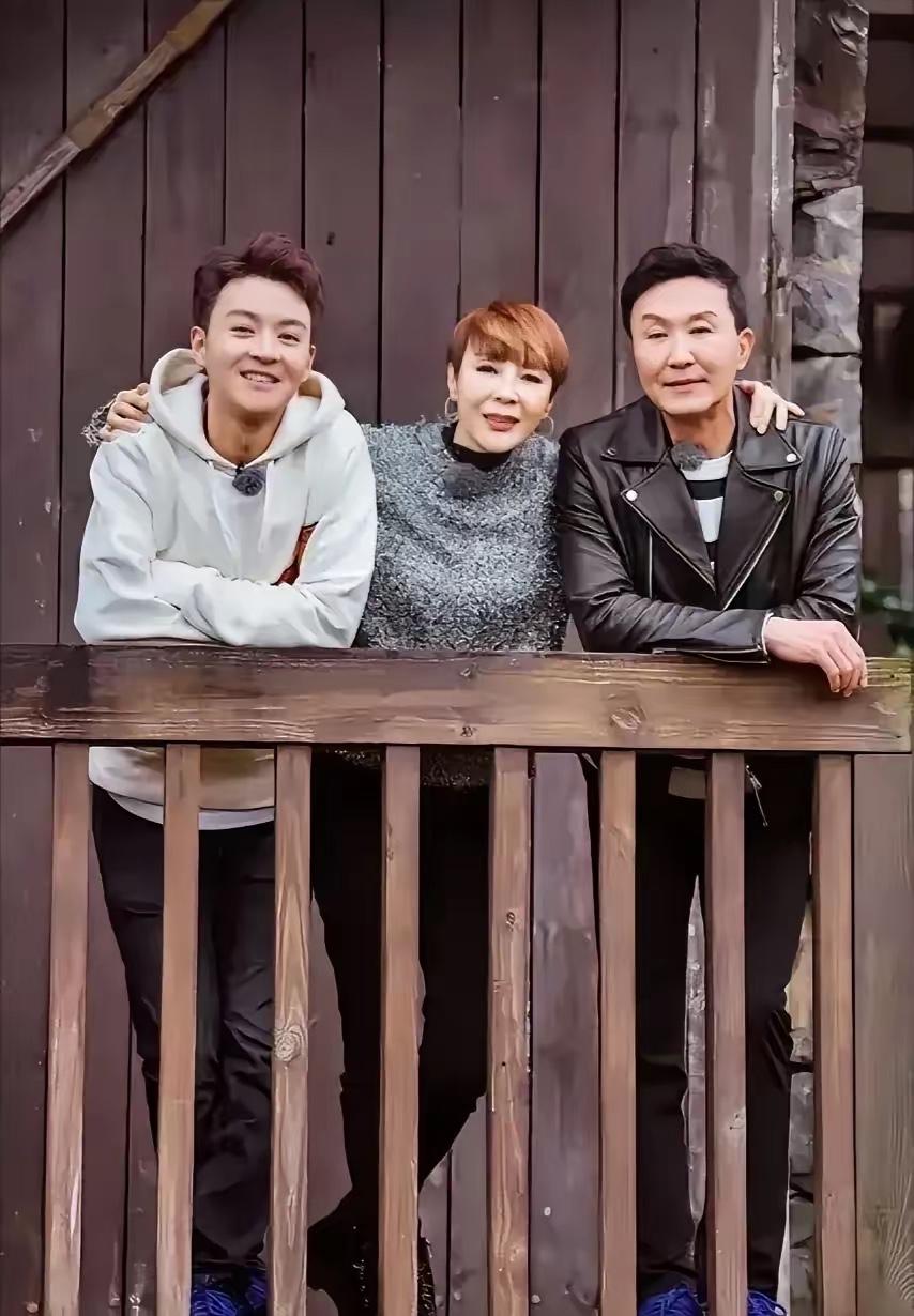 王楚钦与吴刚夫妇后台合照大方亲切1月26日王楚钦应邀参加首都院士专家新春联欢