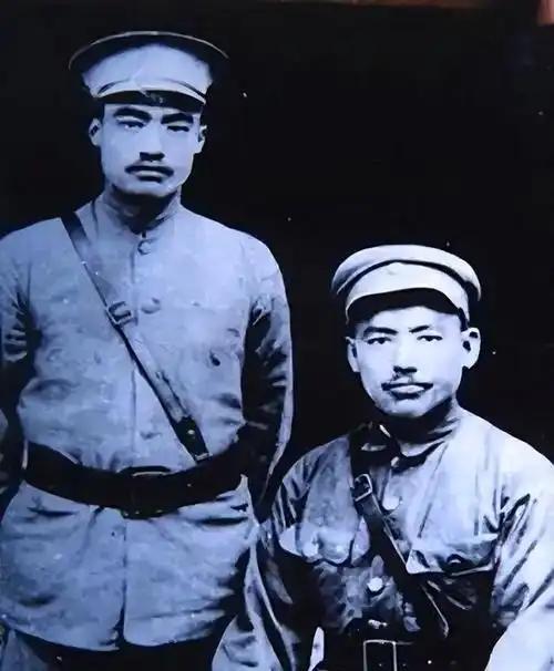 1943年，马步芳虚情假意地对着马步青说道：阿哥是大家的长辈，请你领导我们，今后