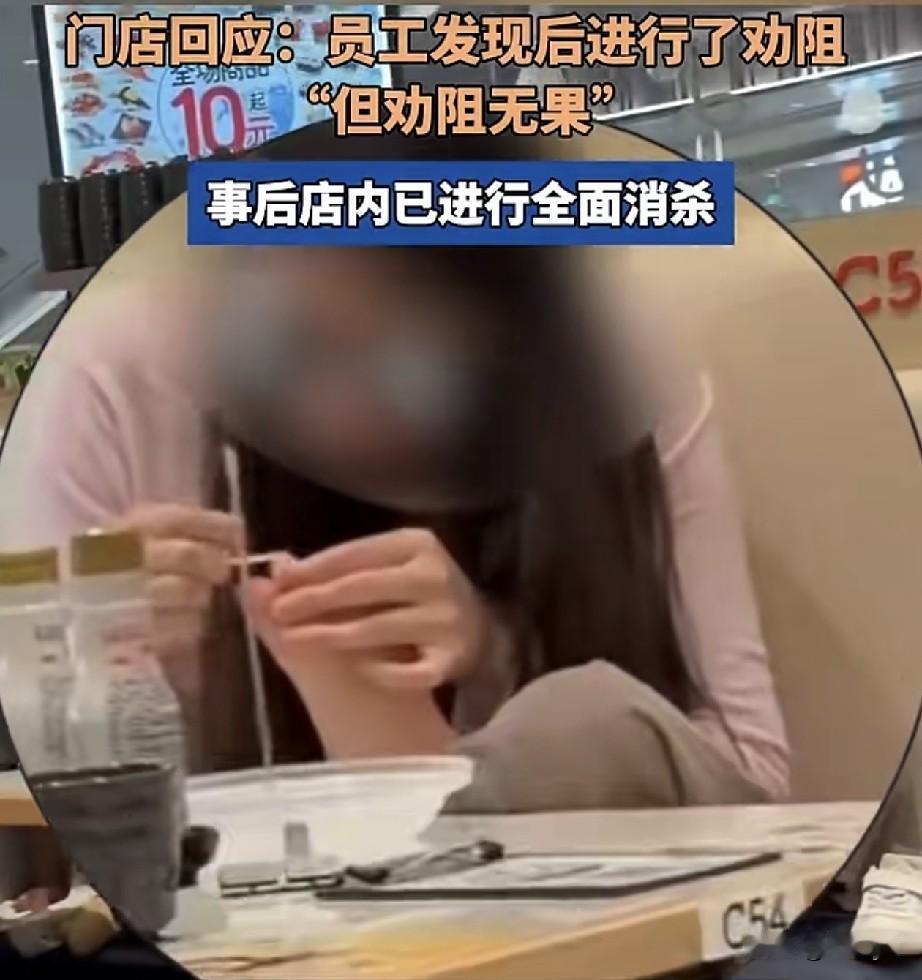 江苏扬州一滨寿司门店内，一女子在餐桌上为小孩修剪脚趾甲。网上视频显示，12日晚