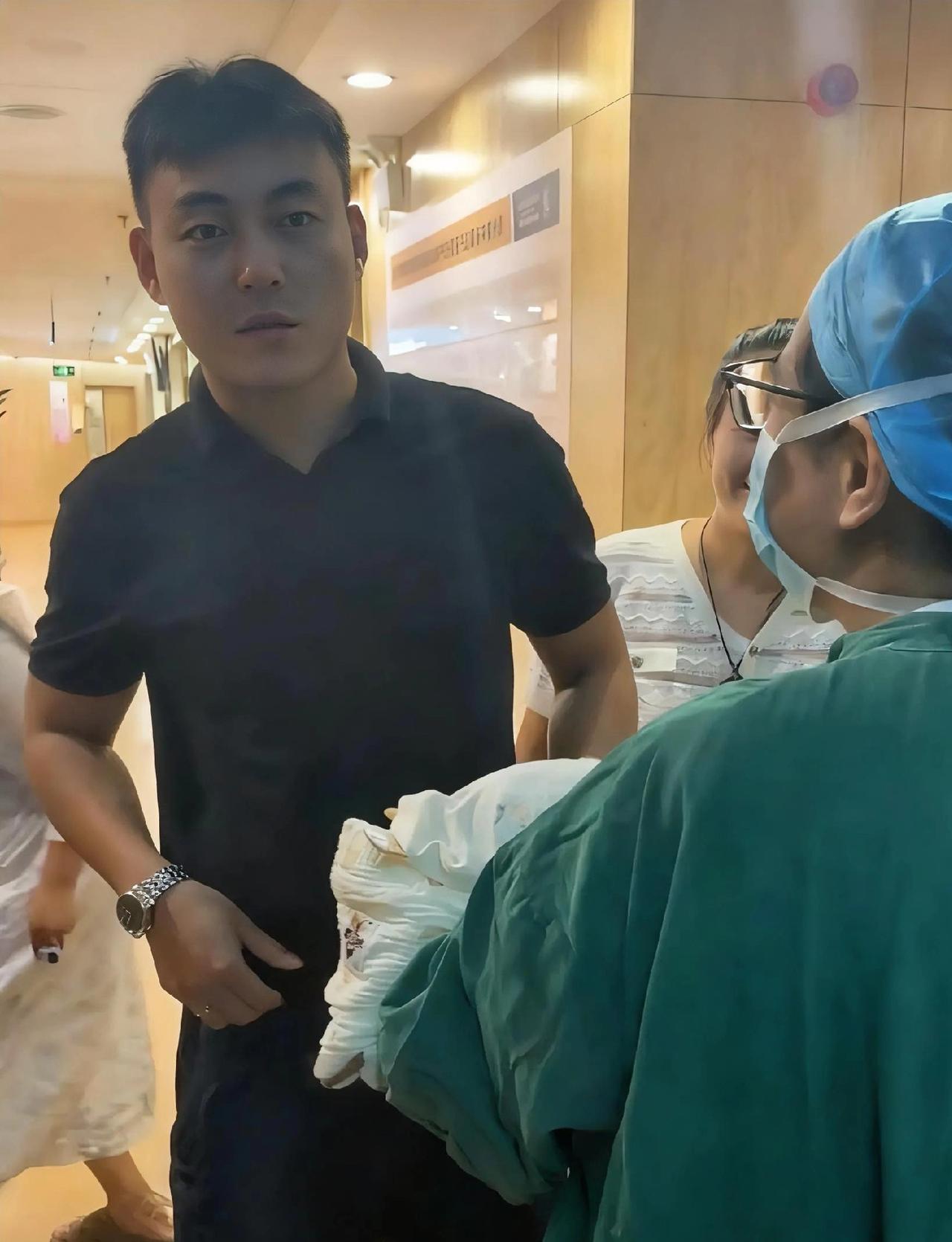 那天在医院产房门口，护士抱着新生儿出来问孩子父亲是男是女。男人看都没看孩子一眼，