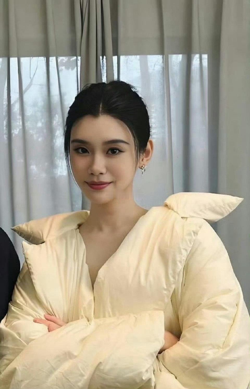 奚梦瑶这长相太牛了，普通人站旁边显得的更普通了​