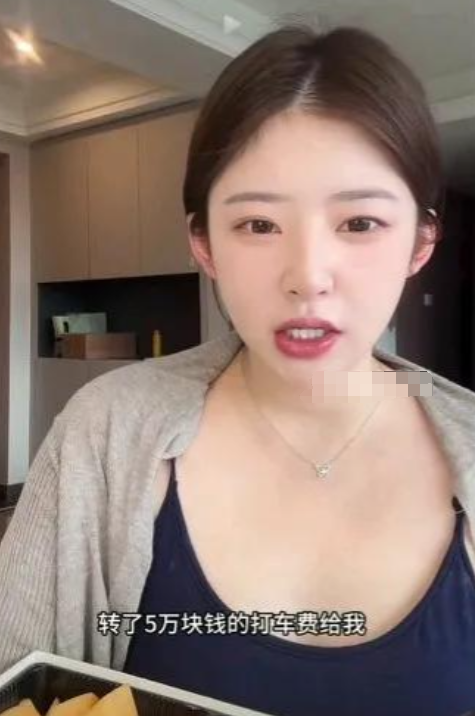 黄一鸣自曝：王思聪狂刷嘉年华，甩了5万打车费，帮妈妈找医生