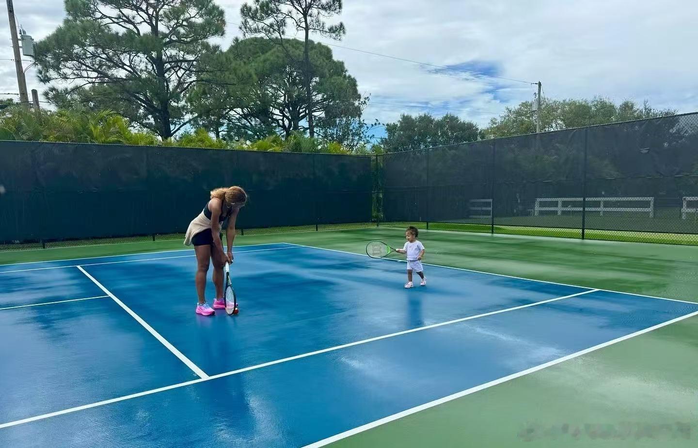 哈哈哈小威之前带大女儿打球现在大女儿渐行渐远轮到二女儿啦哈哈哈哈哈哈哈哈哈